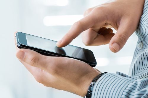 Foto: Person tippt auf Mobiltelefon